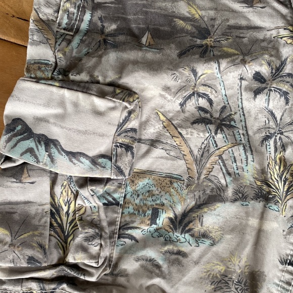 Retro Old Navy printed cargo shorts.  Boys 5t - Picture 4 of 8
